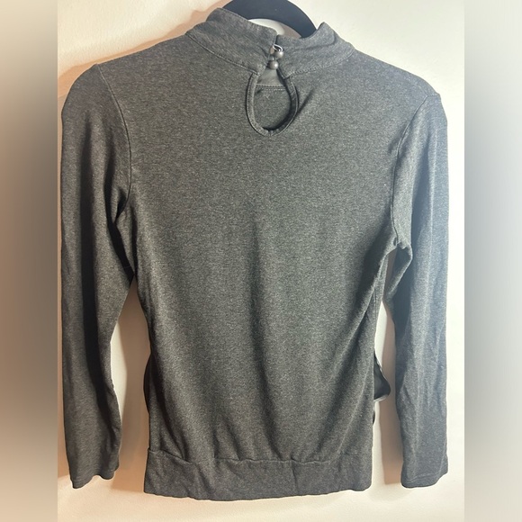 URTHEONE size S long sleeve gray blouse with silk front and flower accent - Picture 5 of 8